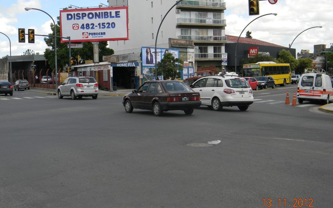 Columna Av Alberdi y Carballo