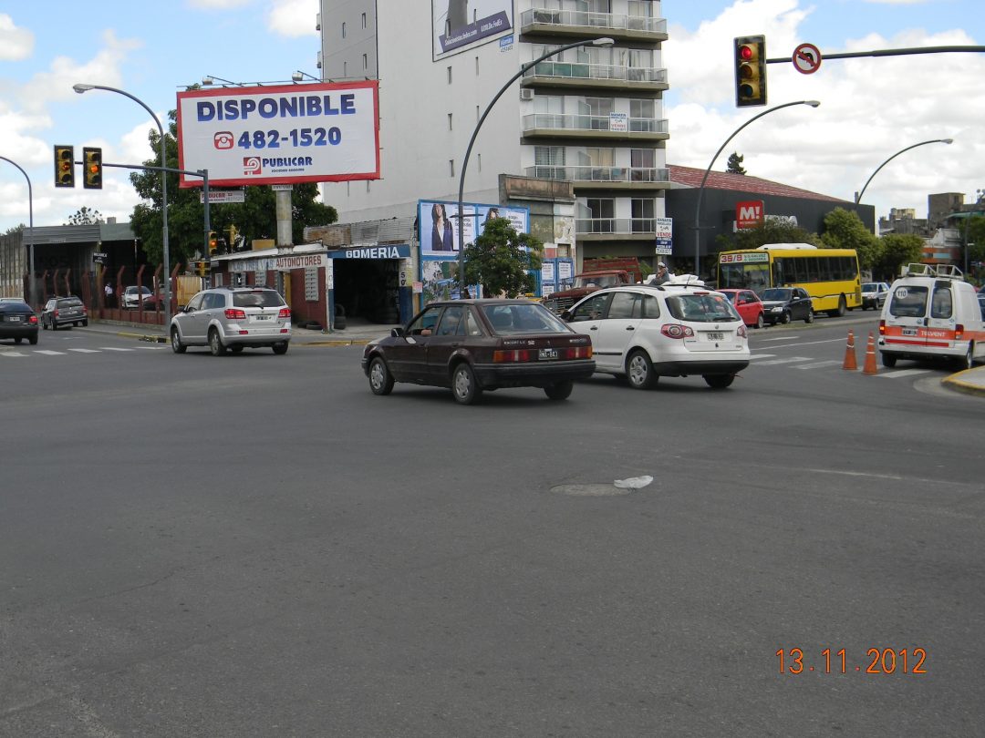 Columna Av Alberdi y Carballo